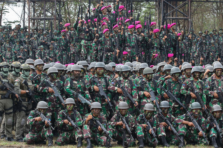 Prajurit Korps Marinir TNI Angkatan Laut berbaris usai Pemecahan Museum Rekor-Dunia Indonesia (MURI) di Lapangan Tembak Internasional FX. Soepramono, Bhumi Marinir Karangpilang, Surabaya.