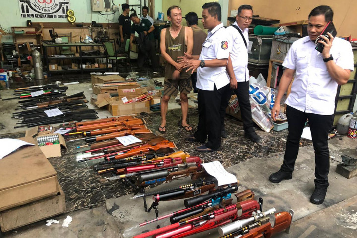 Polda Jatim mengamankan pemilik industri rumahan senapan ilegal berinisial AH bersama dengan barang bukti yang ditemukan di gudang pembuatan di Jl. Mayor Kamari Sampurno RT 01 RW 01 Kecamatan Lumajang, Lumajang.