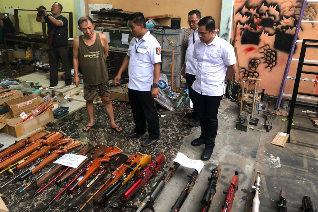 Barang bukti yang diamankan sebanyak 40 pucuk senjata yang terdiri dari 20 pucuk senjata air gun untuk berburu dan 20 pucuk senjata air gun untuk lomba, 35 pak peluru senapan angin caliber 5,5 mm merek H&N Sport; 1 pak peluru senapan angin caliber 9,0 mm merek Exact; 2 pak peluru senapan angin caliber 5,5 merek Samyang; 12 pak peluru senapan angin caliber 6,35 merek Samyang; 6 pak peluru senapan angin caliber 5,5 merek Exact; 2 pak peluru senapan angin caliber 5,5 merek Straton; 3 pak peluru senapan angin caliber 6,35 merek Exact, serta 1 bendel faktur pengiriman senapan angin.