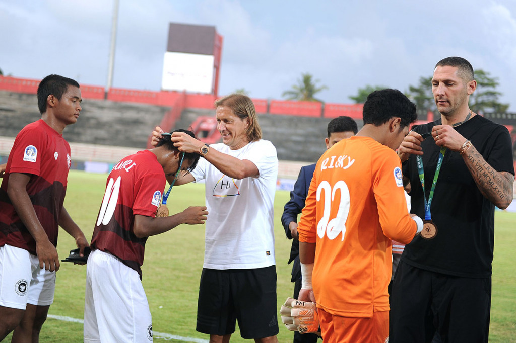 Director Organizing Committee U-20 International Cup 2019 Michel Salgado (tengah) dan mantan pesepak bola Timnas Italia Marco Materazzi mengalungkan medali perak kepada pesepak bola Indonesia U-20 All Stars usai pertandingan perebutan tempat ketiga U-20 International Cup 2019 di Stadion Kapten I Wayan Dipta, Gianyar, Bali, Sabtu, 7 Desember 2019. 