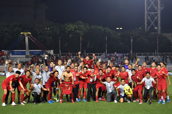 Para pemain dan ofisial Timnas U-22 Indonesia meluapkan kegembiraan usai mengalahkan Timnas Myanmar dalam pertandingan Semifinal SEA Games 2019 di Stadion Rizal Memorial, Manila, Filipina, Sabtu, 7 Desember 2019. 