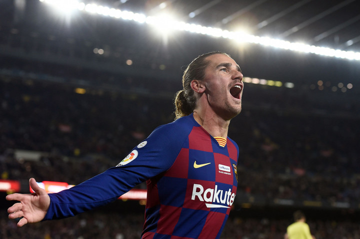 Antoine Griezmann melakukan selebrasi usai mencetak gol ke gawang Real Mallorca di Camp Nou.