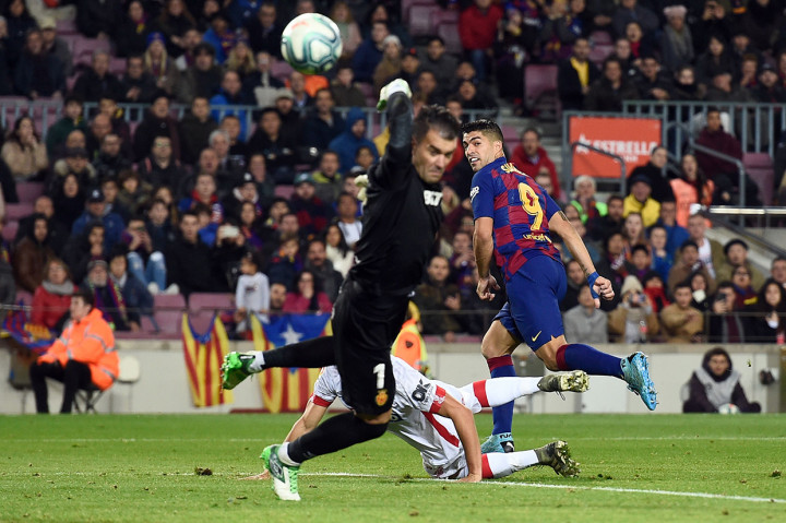 Luis Suarez mencetak gol ke gawang Real Mallorca di Camp Nou.