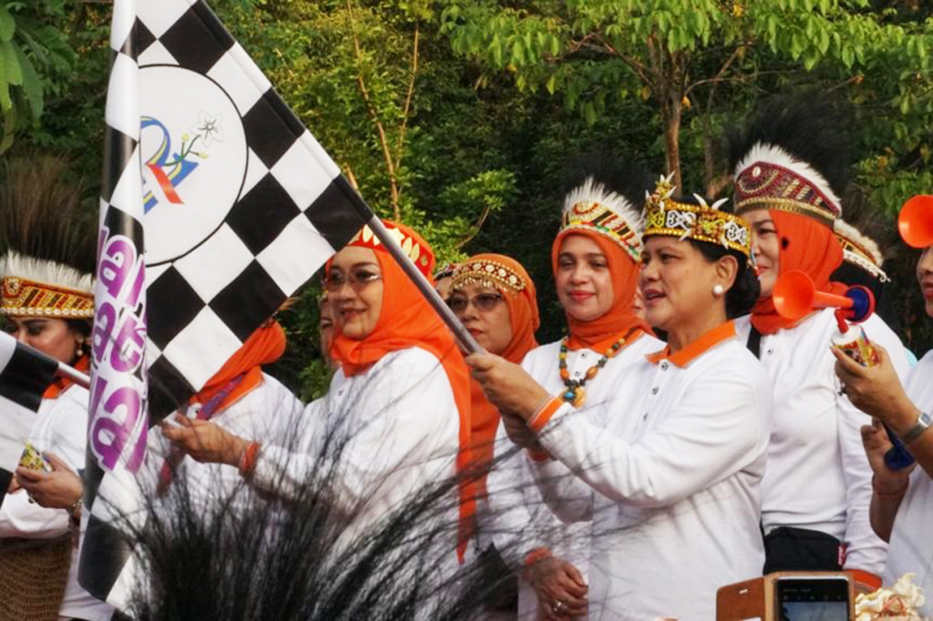 Ibu Negara Iriana Joko Widodo melepas peserta Jalan Sehat Keluarga Hari Ibu ke-91 di Parkir Timur Senayan, Jakarta. Polri, TNI serta Kementerian Pemberdayaan Perempuan dan Perlindungan Anak menggelar Jalan Sehat Keluarga dalam rangka memperingati Hari Ibu 2019 yang diperingati setiap tanggal 22 Desember.