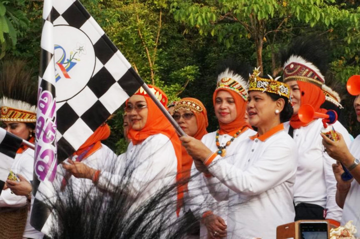 Ibu Negara Iriana Joko Widodo melepas peserta Jalan Sehat Keluarga Hari Ibu ke-91 di Parkir Timur Senayan, Jakarta. Polri, TNI serta Kementerian Pemberdayaan Perempuan dan Perlindungan Anak menggelar Jalan Sehat Keluarga dalam rangka memperingati Hari Ibu 2019 yang diperingati setiap tanggal 22 Desember.