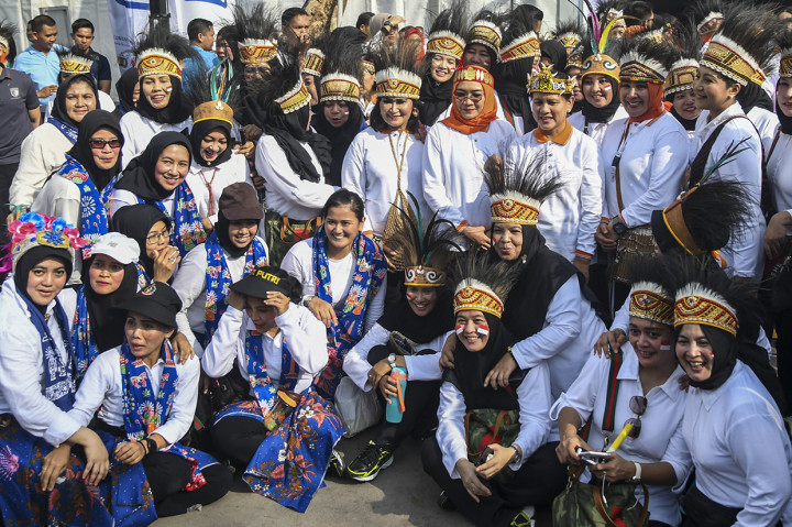 Ibu Negara Iriana Joko Widodo (kelima kanan) bersama Istri Wakil Presiden Ma'ruf Amin, Wuri Estu Handayani (keenam kanan), Menteri PPPA I Gusti Ayu Bintang Darmawati (kanan), Istri Kapolri Jendral Pol Idham Azis, Fitri Handari (ketiga kanan) berfoto bersama usai Jalan Sehat Keluarga Hari Ibu ke-91 di Parkir Timur Senayan,Jakarta.