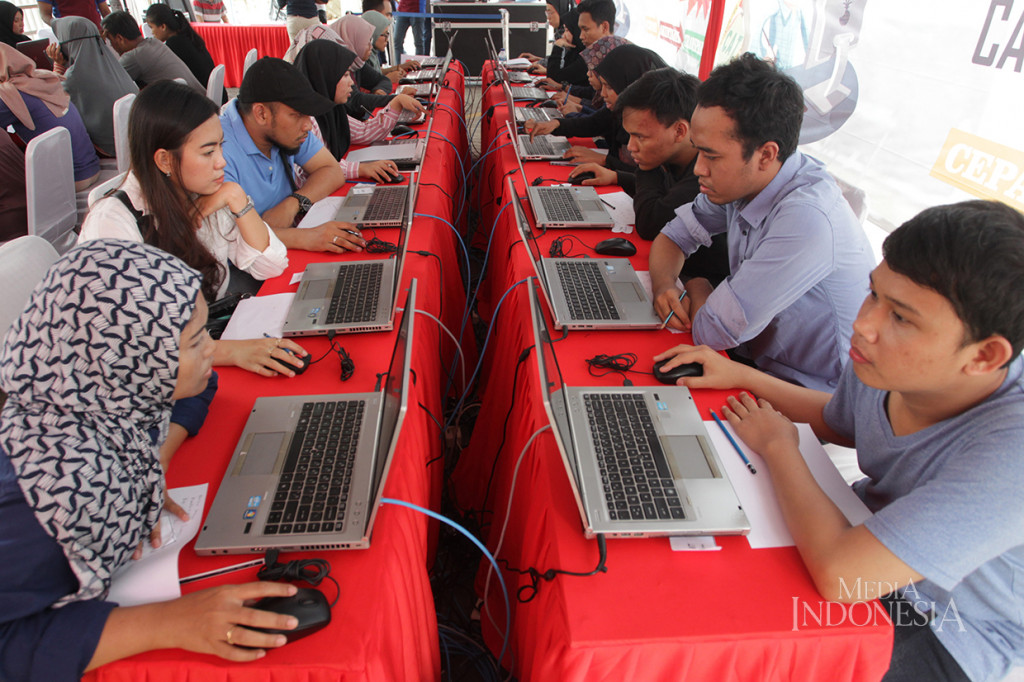 Badan Kepegawaian Negara (BKN) menggelar simulasi ujian Computer Assisted Test (CAT) di halaman parkir pusat perbelanjaan Sarinah, Jakarta.