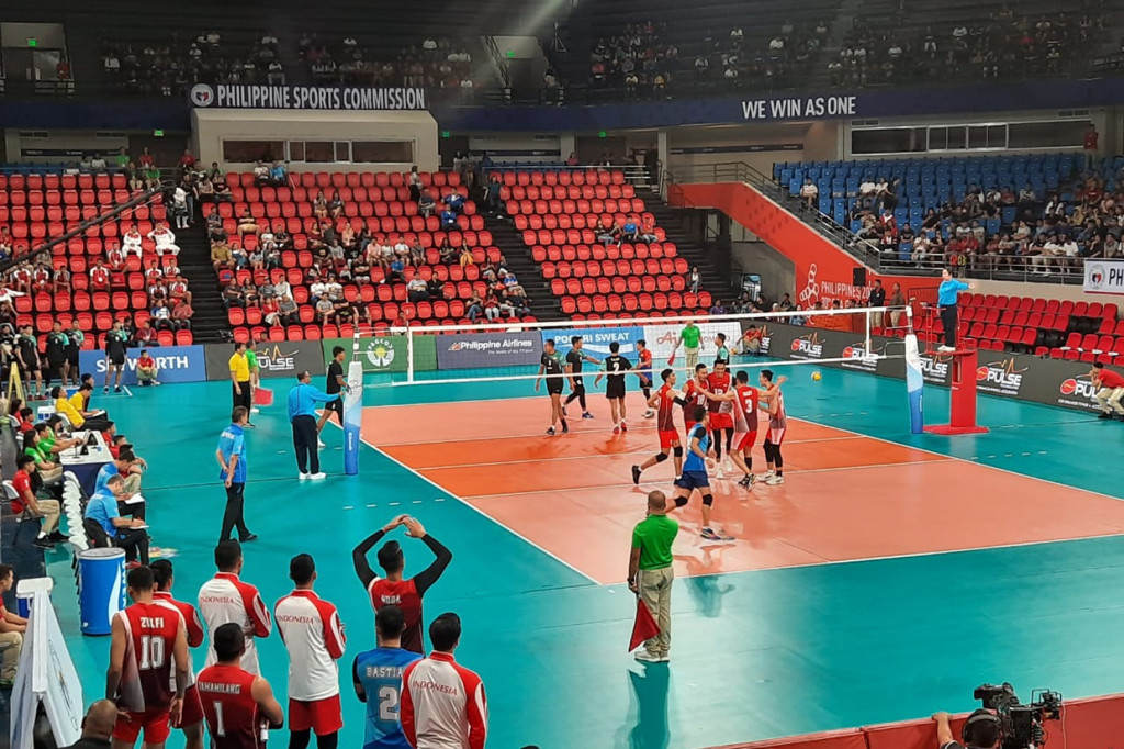 Timnas Voli indoor Putra Indonesia melakukan selebrasi usai mengalahkan Myanmar 23-0 di Philsports Arena, Filipina.