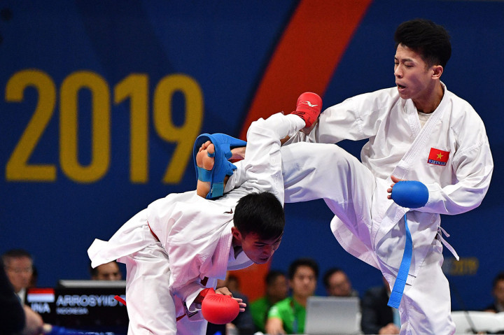 Karateka Indonesia Rifki Arrosyiid (kiri) melawan karateka Vietnam Nguyen Than Duy dalam final kumite 60Kg putra SEA Games 2019 di World Trade Center Metro Manila, Filipina.