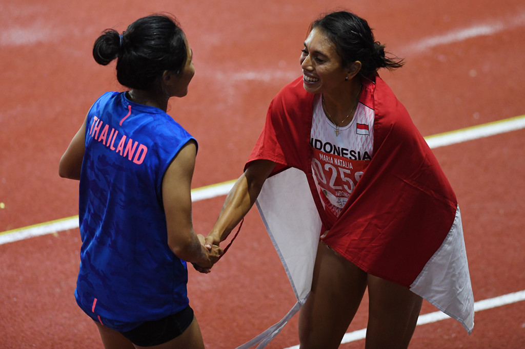 Atlet lompat jauh Indonesia Maria Natalia Londa bersalaman dengan atlet Thailand Parinya Chuaimaroeng setelah berhasil memenangkan pertandingan Final Lompat Jauh Putri SEA Games ke-30 di Stadion Atletik New Clark, Filipina.