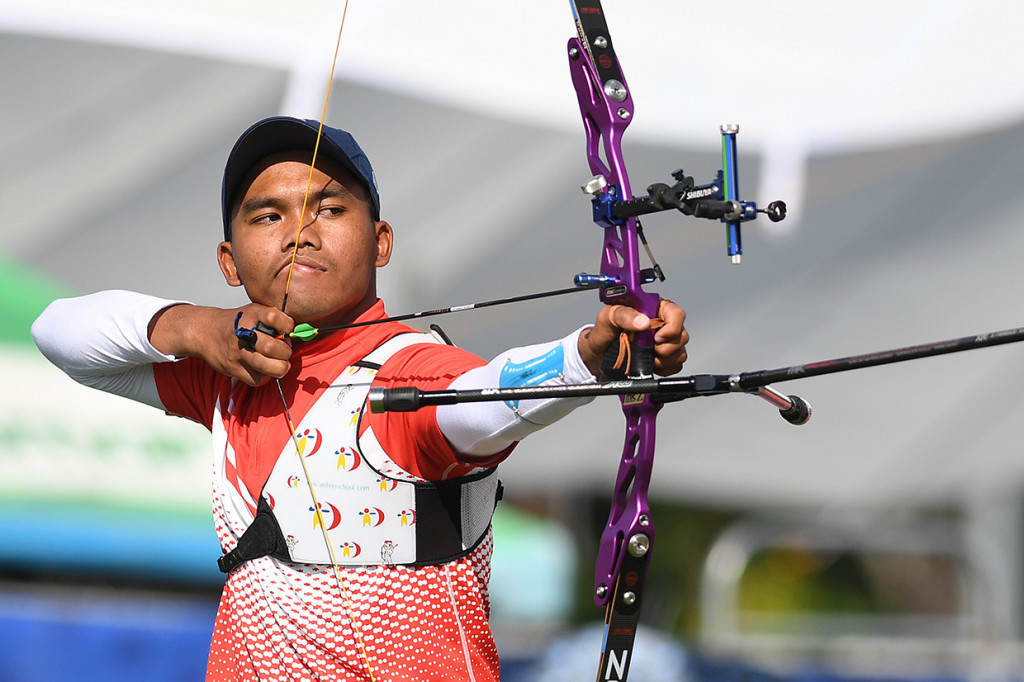 Atlet panahan Indonesia Hendra Purnama melepaskan anak panahnya pada pertandingan Final Panahan Recurve Individu Putra SEA Games ke-30 di Lapangan Parade Ground Clark Freeport, Filipina.
