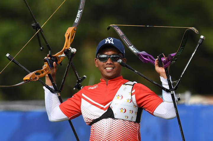 Hendra Purnama berhasil meraih medali emas setelah mengalahkan atlet panahan Myanmar Htike Lin Oo. 
