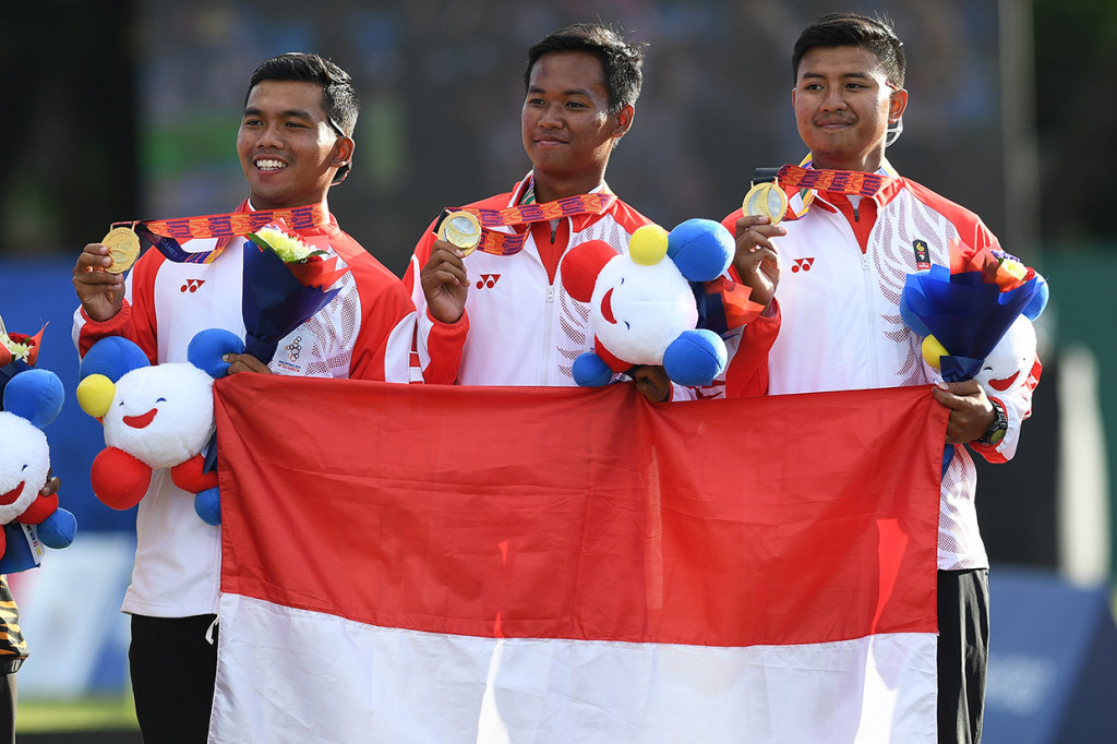 Sebelumnya di nomor beregu putra, Hendra bersama Riau Ega Salsabilla dan Arif Dwi Pangestu juga meraih emas setelah mengalahkan Malaysia dengan skor 5-4 di babak final Team Recurve Putra.