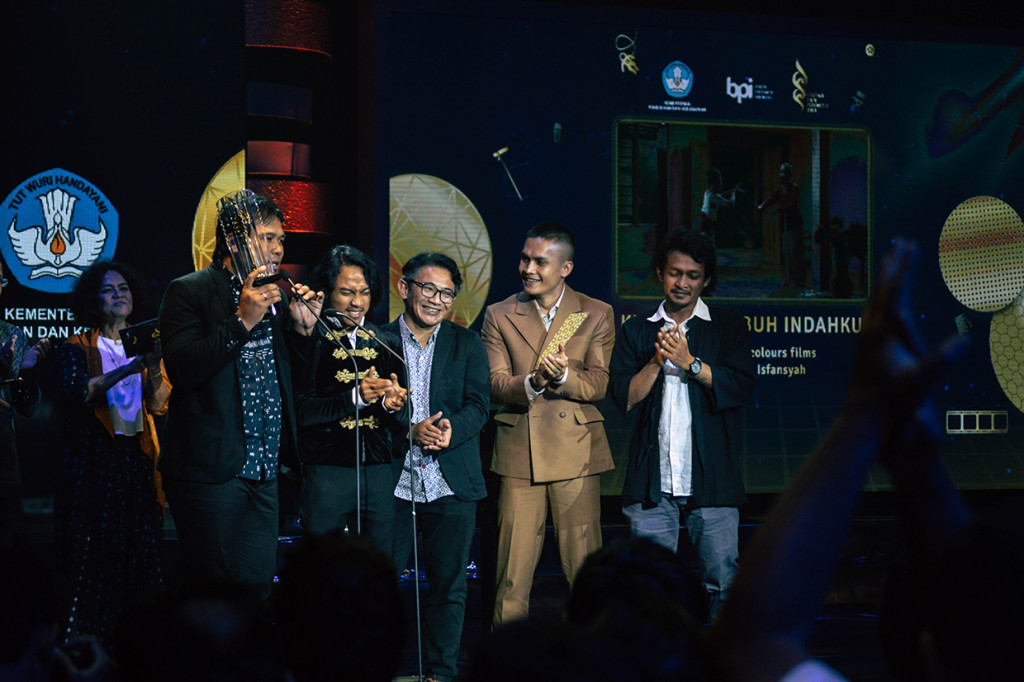Produser Ifa Isfansyah bersama para cast dan kru naik ke panggung untuk menerima piala. Ia pun mengucapkan terima kasih pada sumber inspirasi dari film 'Kucumbu Tubuh Indahku'.