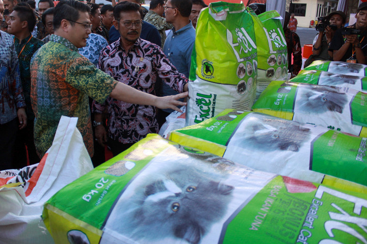 Menteri Pertanian Syahrul Yasin Limpo (kedua kanan) melihat produk pakan ternak saat melepas kaskas dan olahan ayam ke Republik Demokratik Timur Leste di kantor PT Japfa Comfeed Indonesia, TBK (JPFA), Buduran, Sidoarjo, Jawa Timur. Selama 2019 Japfa Comfeed Indonesia (JPFA) telah melakukan ekspor ke 20 negara dengan capai nilai ekspor lebih dari Rp500 miliar. 
