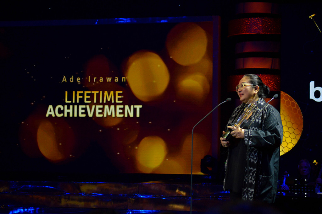 Putri dari Aktris Ade Irawan, Dewi Irawan menyampaikan sambutan seusai menerima piala Lifetime Achievement Awards pada Malam Penganugerahan Piala Citra Festival Film Indonesia (FFI) 2019 di Jakarta.