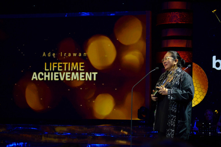 Putri dari Aktris Ade Irawan, Dewi Irawan menyampaikan sambutan seusai menerima piala Lifetime Achievement Awards pada Malam Penganugerahan Piala Citra Festival Film Indonesia (FFI) 2019 di Jakarta.