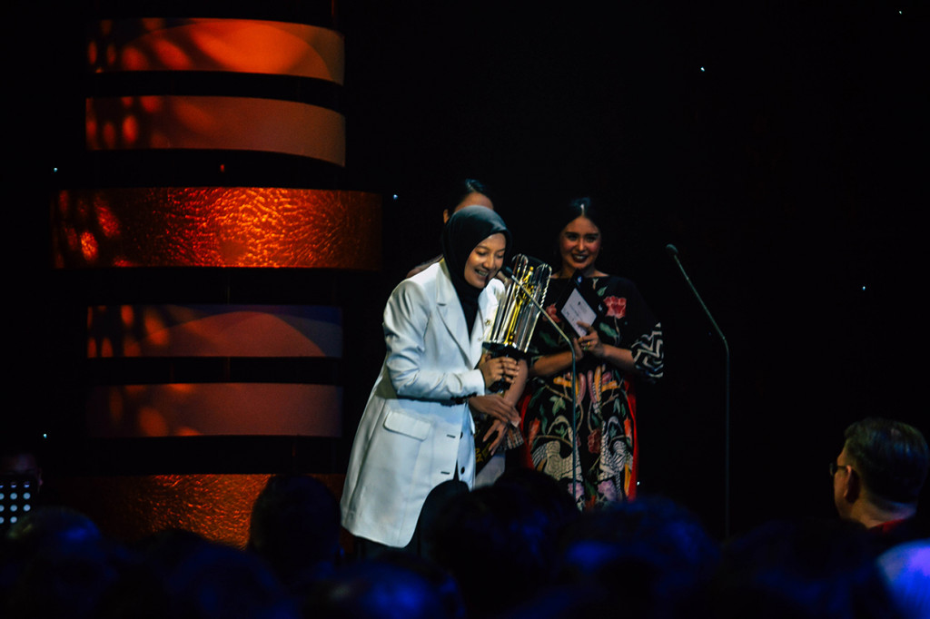 Di ajang ini, Cut Mini mengalahkan sejumlah bintang lain di antaranya Asri Welas (Keluarga Cemara), Ayu Laksmi (Bumi Manusia), Laudya Cynthia Bella (Ambu) dan Lulu Tobing dari film yang sama (Dua Garis Biru).