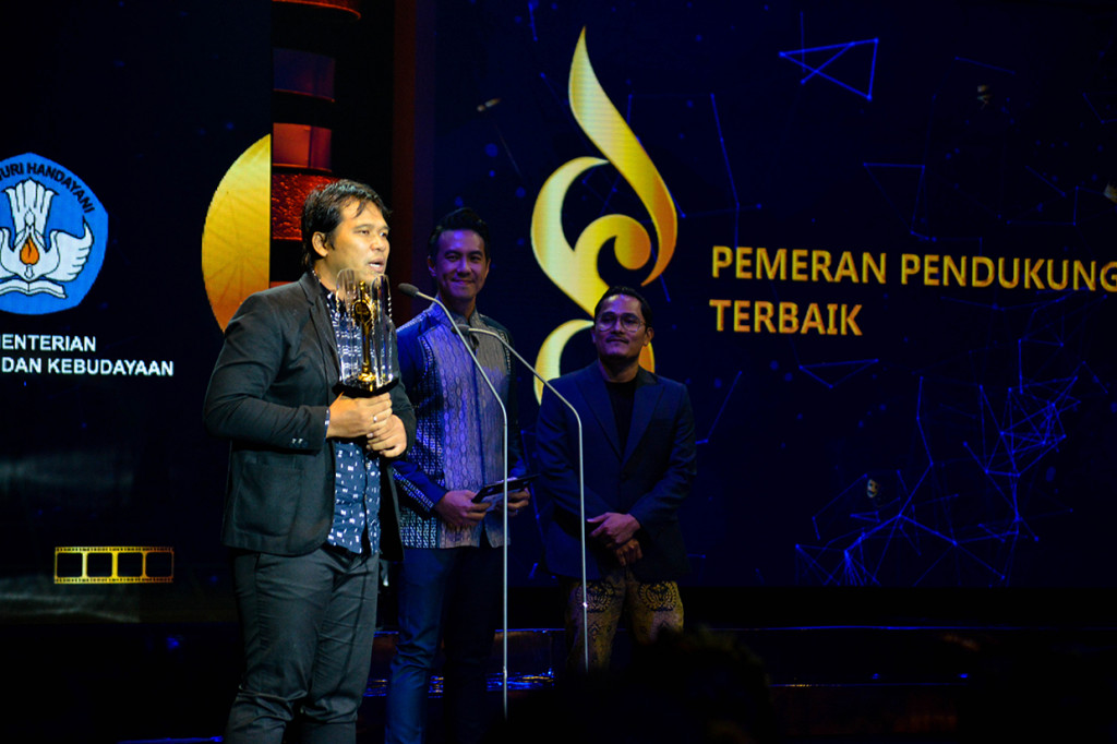 Sementara di kategori pemeran pendukung pria terbaik, piala Citra dimenangkan Whani Darmawan lewat film 'Kucumbu Tubuh Indahku'. Penghargaan tersebut diwakili oleh produser Ifa Ifansyah.