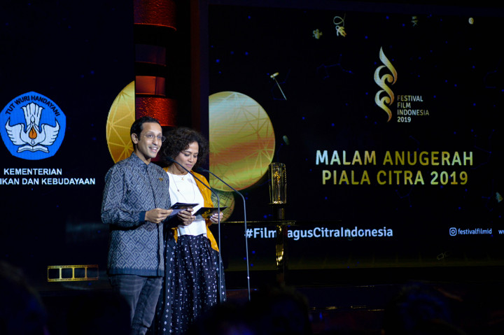 Menteri Pendidikan dan Kebudayaan Nadiem Makarim (kiri) didampingi Sineas Mira Lesmana (kanan) membacakan nominasi untuk kategori Film Cerita Panjang Terbaik pada Malam Penganugerahan Piala Citra Festival Film Indonesia (FFI) 2019 di Jakarta.