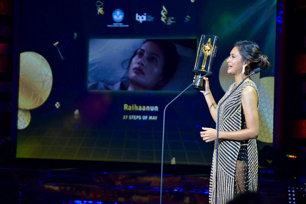 Aktris Raihaanun menyampaikan sambutan seusai menerima piala Pemeran Utama Wanita Terbaik pada Malam Penganugerahan Piala Citra Festival Film Indonesia (FFI) 2019 di Jakarta.