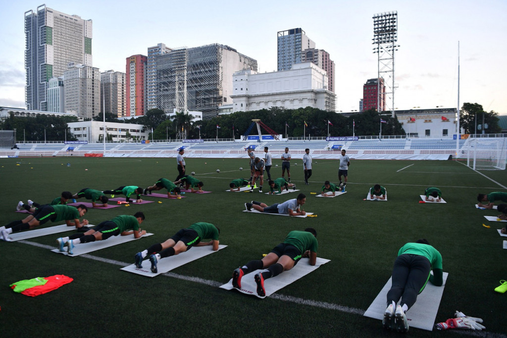 Timnas U-22 Indonesia berlatih di Stadion Rizal Memorial, Manila, Filipina. 
