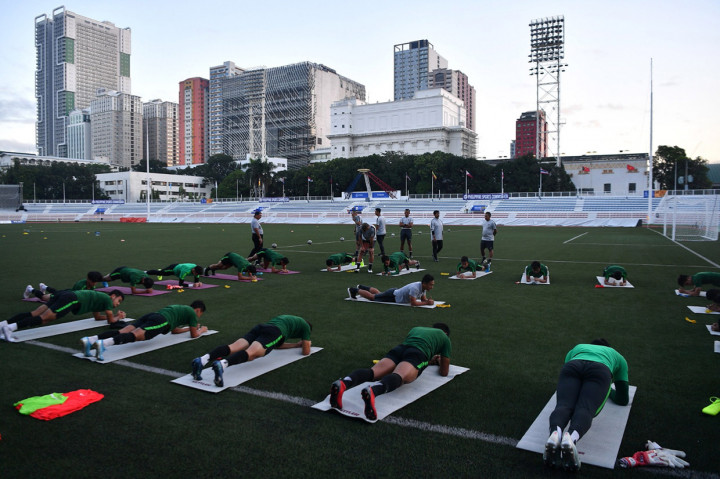 Timnas U-22 Indonesia berlatih di Stadion Rizal Memorial, Manila, Filipina. 
