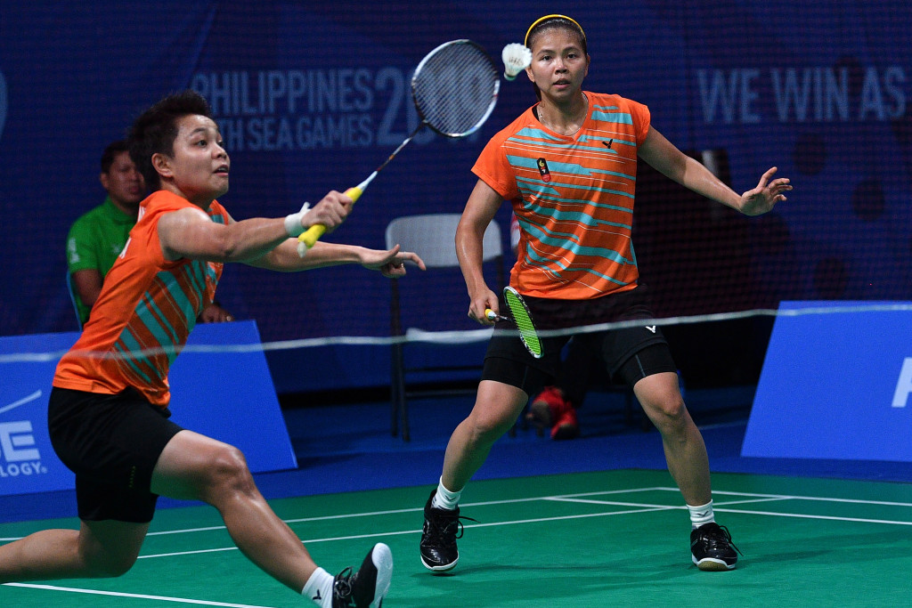 Ganda putri Indonesia Apriyani Rahayu (kiri) dan Greysia Polii mengembalikan kok ke arah ganda putri Thailand Chayanit Chaladchalam dan Phataimas Muenwong dalam final bulutangkis ganda putri SEA Games 2019 di Kompleks Olahraga Muntinlupa, Manila, Filipina.