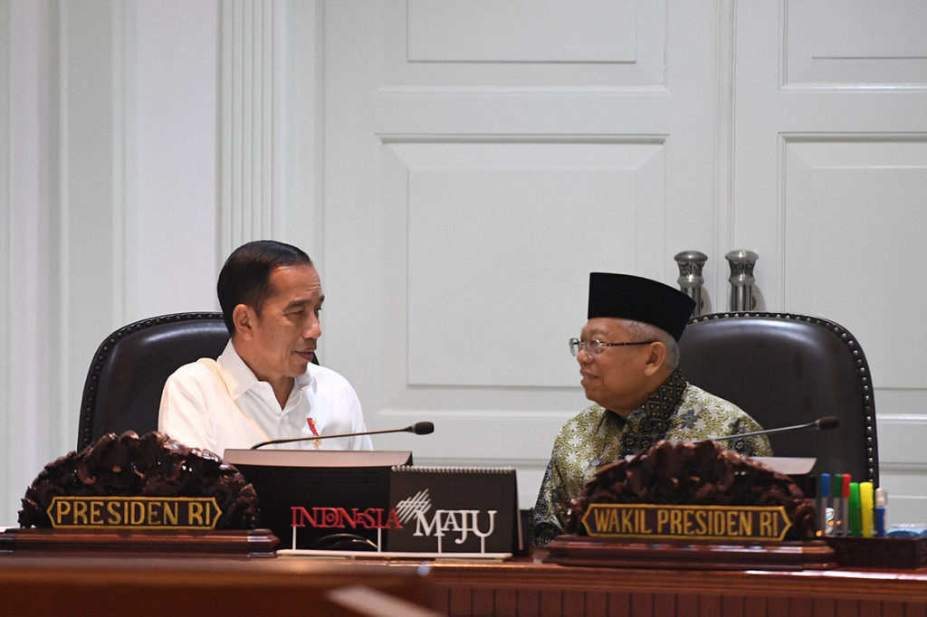 Presiden Joko Widodo (kiri) berbincang dengan Wakil Presiden Ma'ruf Amin, sebelum memimpin rapat terbatas (ratas) di Kantor Presiden, Jakarta. 