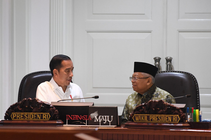 Presiden Joko Widodo (kiri) berbincang dengan Wakil Presiden Ma'ruf Amin, sebelum memimpin rapat terbatas (ratas) di Kantor Presiden, Jakarta. 