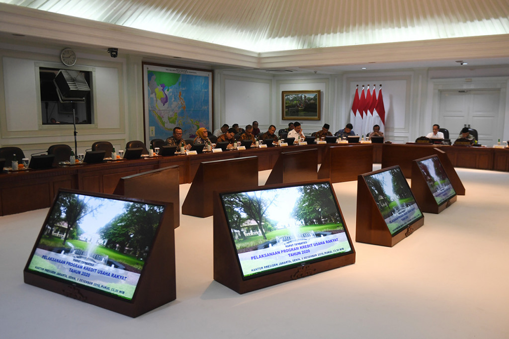Dalam ratas tersebut, presiden meminta program kredit usaha rakyat (KUR) diprioritaskan untuk usaha mikro, kecil dan menengah (UMKM) yang bergerak di sektor produksi.
