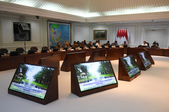 Dalam ratas tersebut, presiden meminta program kredit usaha rakyat (KUR) diprioritaskan untuk usaha mikro, kecil dan menengah (UMKM) yang bergerak di sektor produksi.
