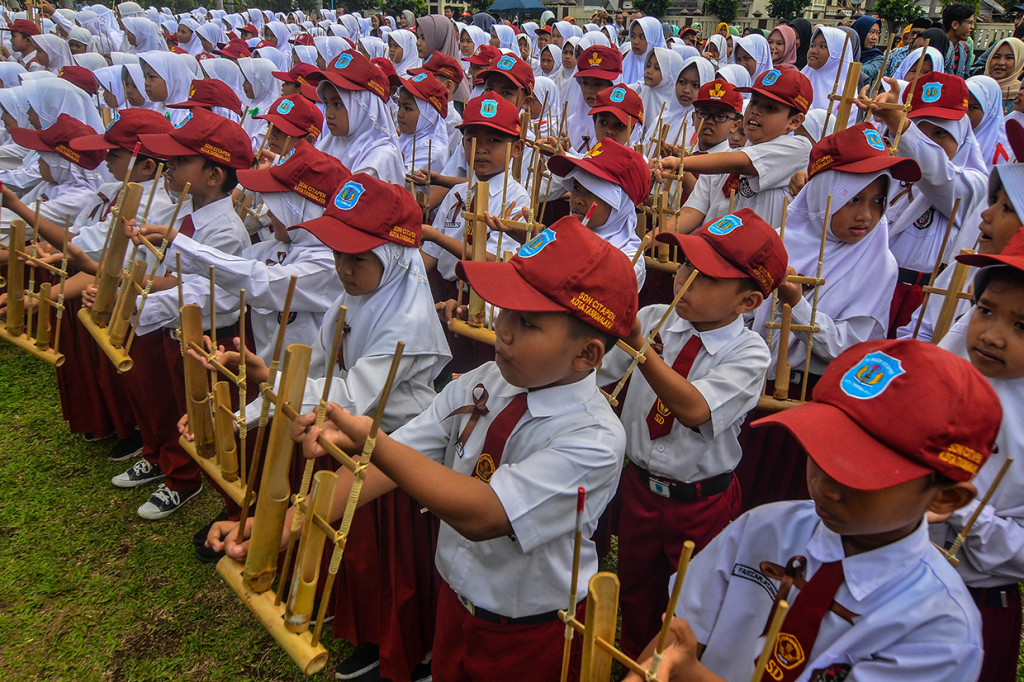 Sejumlah siswa Sekolah Dasar Negeri (SDN) se-Kota Tasikmalaya memainkan angklung dalam rangka memeriahkan Hari Angklung Sedunia (Angklung Day) ke-9 di Balaikota Tasikmalaya, Jawa Barat. 