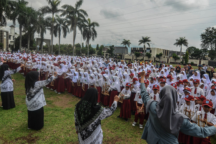 Main angklung massal yang diikuti 2.019 siswa tersebut agar generasi penerus tidak melupakan kesenian musik tradisional dan diharapkan bisa mempertahankan serta mengembangkan kesenian angklung dari upaya pelestarian kearifan lokal. 