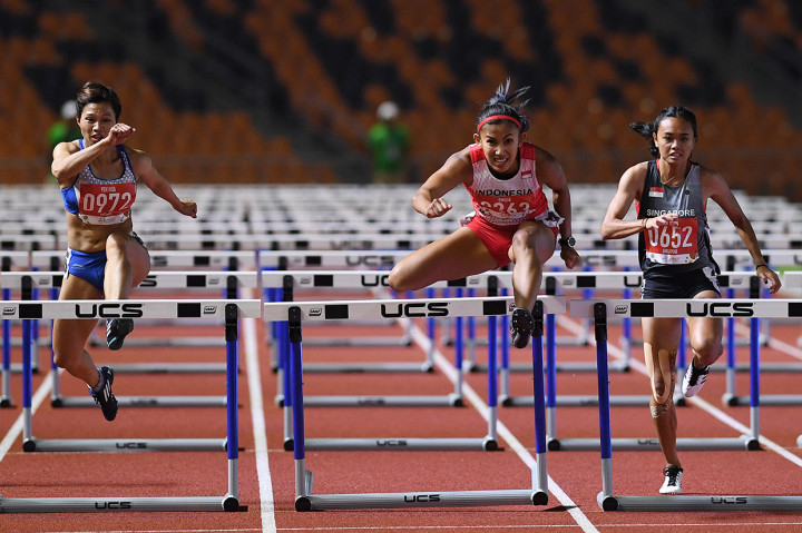 Pelari Indonesia Emilia Nova (kedua kanan) melompati rintangan Lomba Lari Gawang 100 Meter Putri SEA Games ke-30 di Stadion Atletik New Clark, Filipina. 
