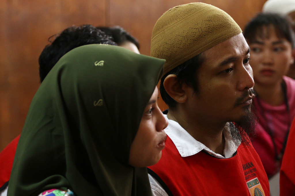 Terdakwa kasus tindak pidana narkoba Zulkifli alias Zul zivilia ditemani istri saat menjalani sidang tuntutan di Pengadilan Negeri (PN) Jakarta Utara di Jakarta.