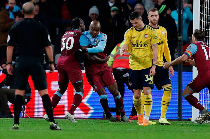 Namun West Ham berhasil unggul terlebih dahulu pada menit ke-39 lewat sundulan Angelo Ogbonna yang terdefleksi Ainsley Maitland-Niles. Skor 1-0 bertahan hingga jeda.