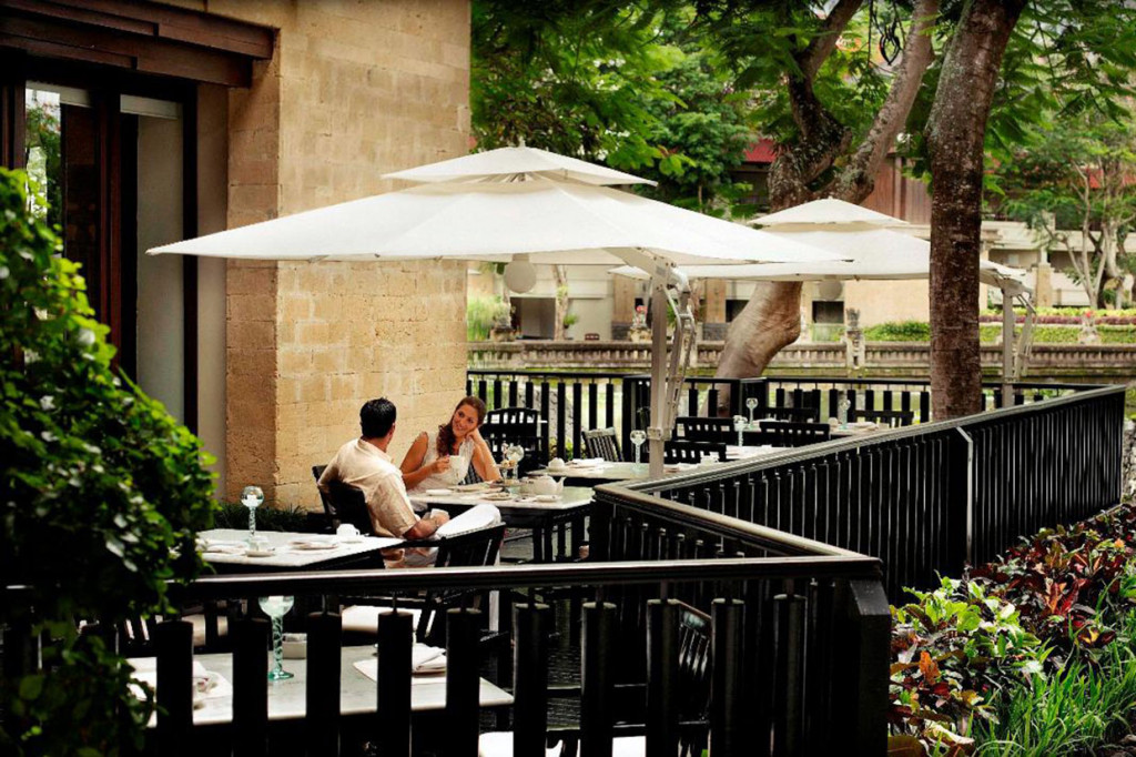 Club InterContinental Lounge dirancang khusus untuk menawarkan para tamu pelayanan yang berkelas. Akomodasi premium dari fasilitas Club InterContinental, dimana setiap tamu akan menerima hak istimewa termasuk akses tak terbatas ke Club InterContinental Lounge dengan menikmati suasana nyaman di dalam ruangan yang elegan dan teras luar ruangan yang santai, sambil menikmati layanan sarapan setiap hari, teh sore hari, dan koktil malam yang berselera. Bantuan pelayan pribadi 24 jam, penggunaan whirlpool gratis, ruang mandi uap, dan sauna di Spa Uluwatu, transportasi dari dan ke bandara juga disertakan dan banyak lagi.