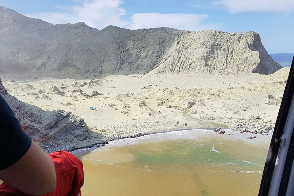 Foto dari Auckland Rescue Helicopter Trust menunjukkan abu dan puing-puing yang menyelimuti gunung berapi di White Island, di lepas pantai utara Selandia Baru, sehari setelah meletus.