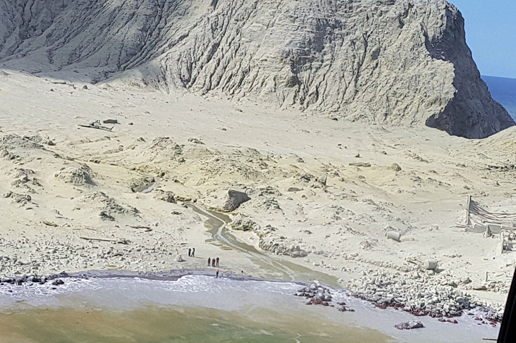 Delapan orang masih hilang, diduga tewas, sehari setelah gunung berapi di lepas pantai White Island, Selandia Baru, meletus dan menewaskan sedikitnya lima orang serta melukai 30 orang lainnya.
