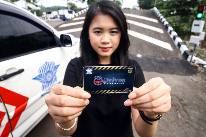 Aplikasi e-Drives tersebut berguna untuk melakukan penilaian secara elektronik pada warga yang sedang melakukan ujian praktek membuat SIM. Penilaian ini dilakukan secara transparan sehingga masyarakat pun mendapatkan pelayanan yang cepat, tepat, profesional, modern, dan terpercaya.