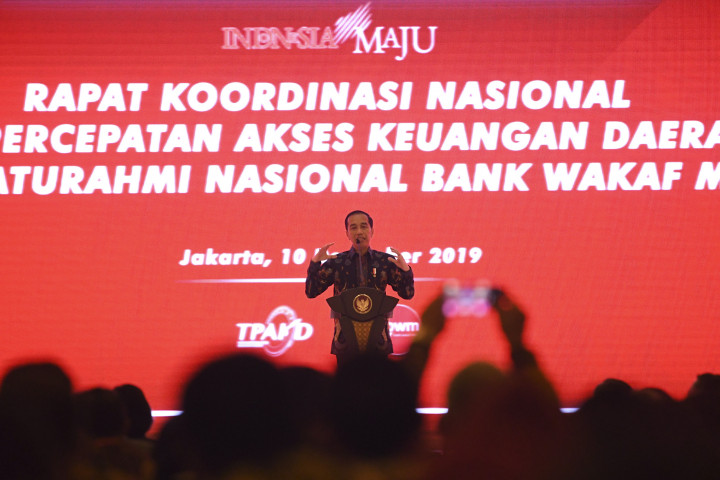 Presiden Joko Widodo mengatakan penting untuk menaikkan literasi dan inklusi keuangan agar seluruh masyarakat Indonesia bisa mengakses keuangan dari lembaga perbankan dan keuangan sehingga bisa mendorong ekonomi keluarga dan ekonomi mikro bisa naik kelas.