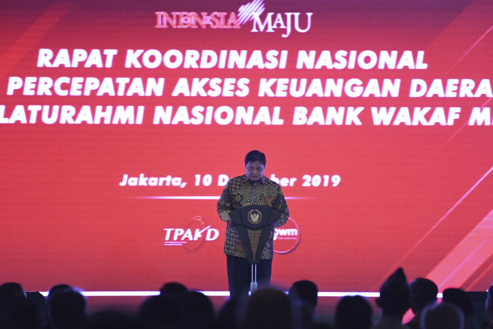 Menteri Koordinator Bidang Perekonomian Airlangga Hartarto berpidato dihadapan peserta Rapat Koordinasi Nasional Tim Percepatan Akses Keuangan Daerah (TPAKD) dan Silahturahmi Nasional Bank Wakaf Mikro 2019 di Jakarta.