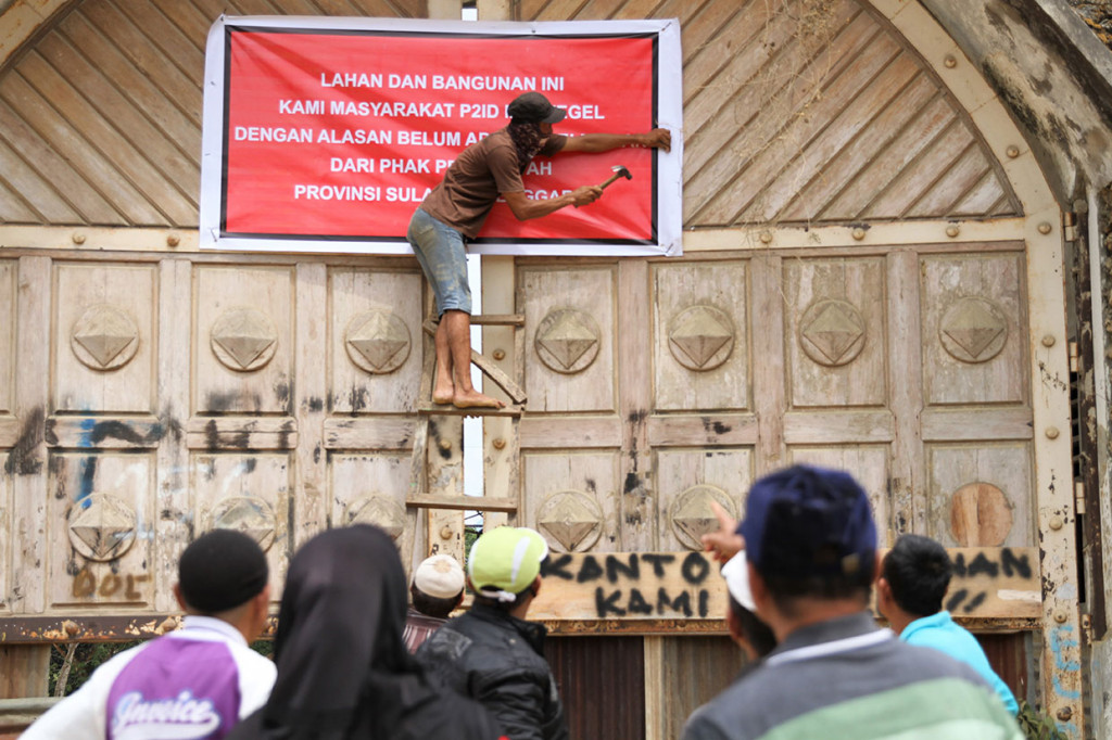 Warga yang mengaku pemilik lahan menyegel pintu masuk kantor Majelis Ulama Indonesia (MUI) Sulawesi Tenggara di Jalan Budi Utomo, Kendari, Sulawesi Tenggara, Selasa, 10 Desember 2019.