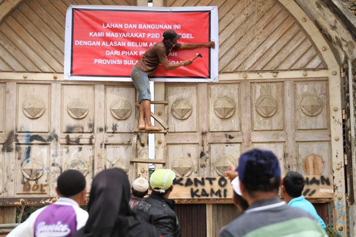 Warga yang mengaku pemilik lahan menyegel pintu masuk kantor Majelis Ulama Indonesia (MUI) Sulawesi Tenggara di Jalan Budi Utomo, Kendari, Sulawesi Tenggara, Selasa, 10 Desember 2019.