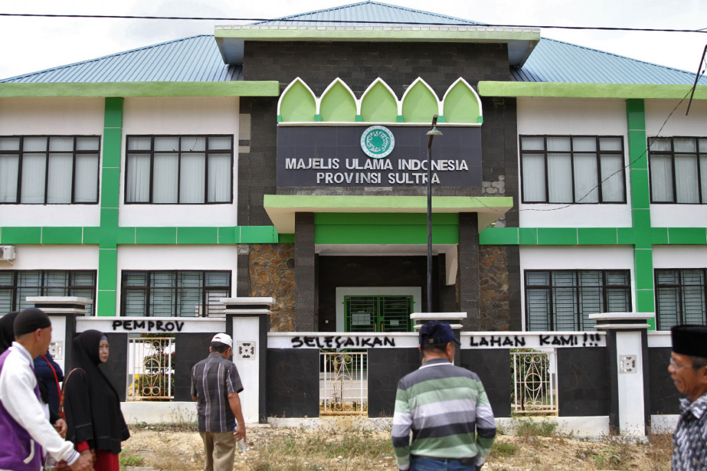 Akibat uang ganti rugi lahan seluas 29 hektare yang belum diberikan sejak 1994 dari Pemda Sulawesi Tenggara kepada pemilik lahan membuat beberapa kantor pelayanan publik dan kantor MUI Sulawesi Tenggara tidak ada aktivitas karena disegel.