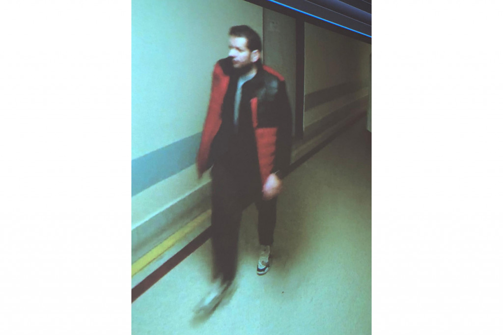 Polisi telah menayangkan foto tersangka di Twitter. Tersangka mengenakan jaket merah dan tingginya sekitar 180 cm.