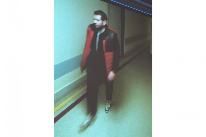 Polisi telah menayangkan foto tersangka di Twitter. Tersangka mengenakan jaket merah dan tingginya sekitar 180 cm.