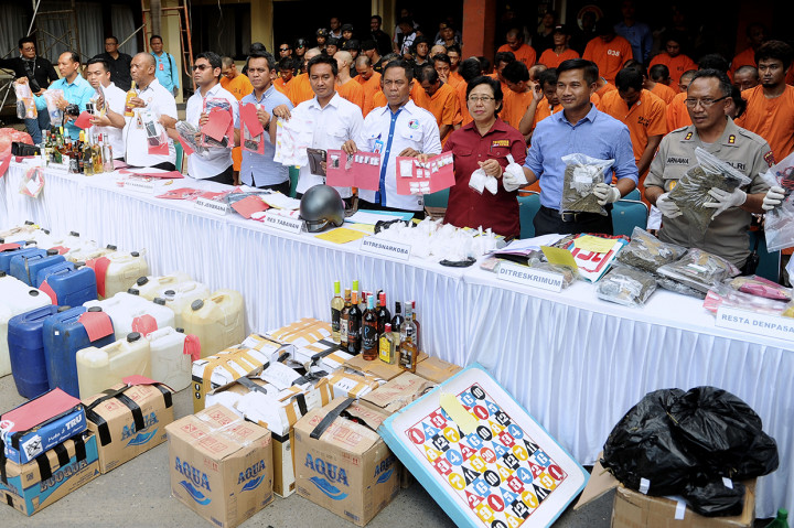 Petugas menunjukkan tersangka serta barang bukti saat rilis hasil Operasi Pekat Agung II-2019 di Mapolda Bali, Denpasar, Bali. 