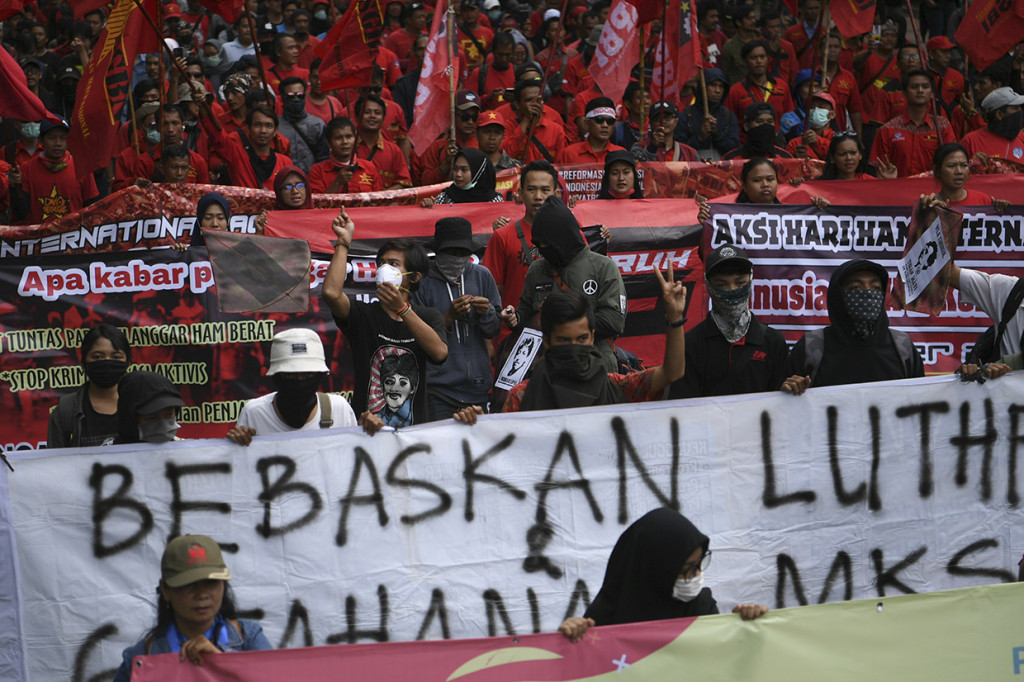 Pengunjuk rasa membawa poster saat mengikuti aksi di depan Istana Merdeka Jakarta. Aksi yang diikuti massa dari berbagai elemen masyarakat tersebut dalam rangka memperingati Hari Hak Asasi Manusia Sedunia. Antara Foto/Wahyu Putro A
